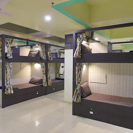 In & Out Dormitory 아흐메다바드 외부 사진