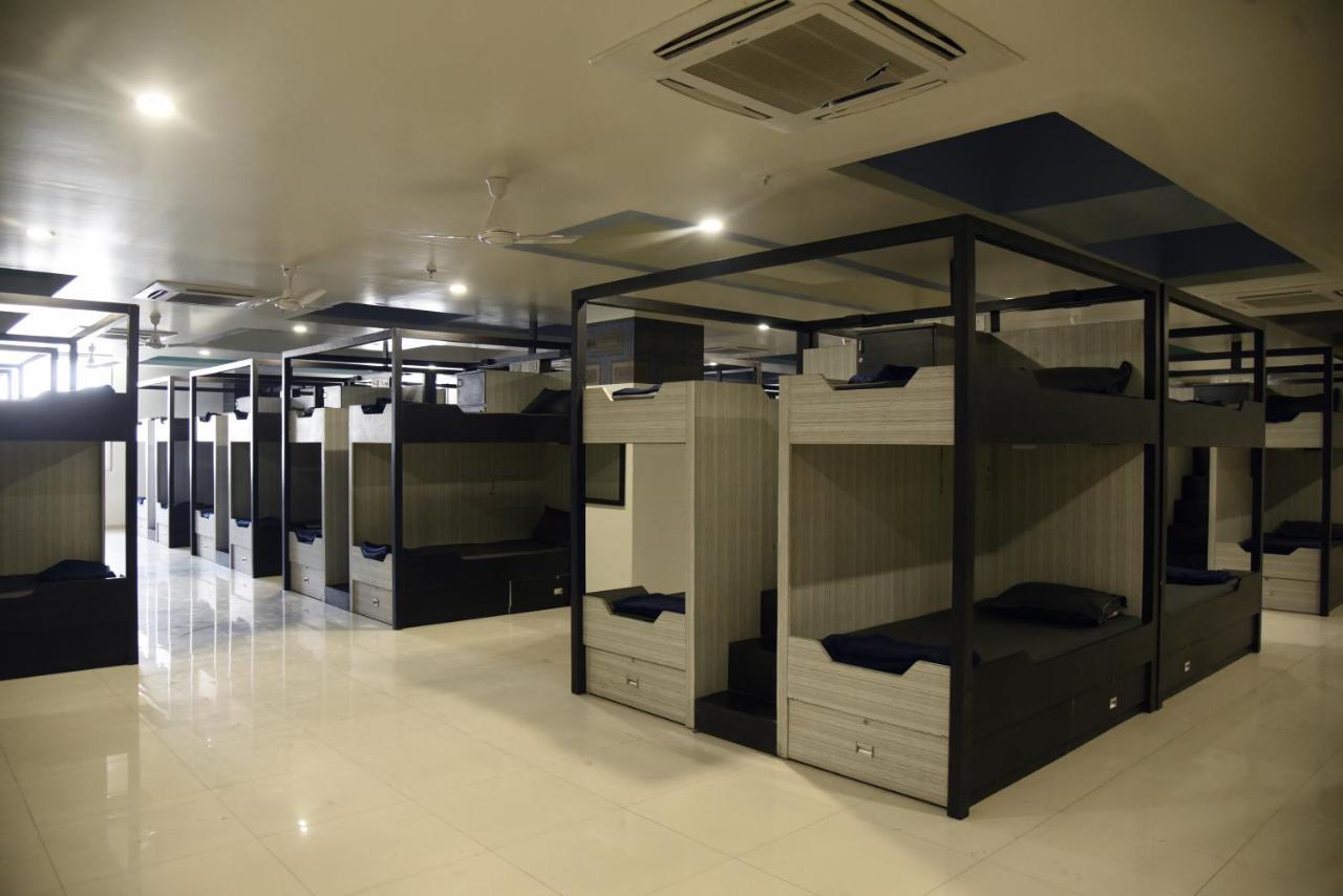 In & Out Dormitory 아흐메다바드 외부 사진