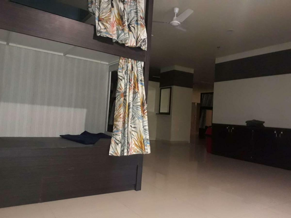 In & Out Dormitory 아흐메다바드 외부 사진